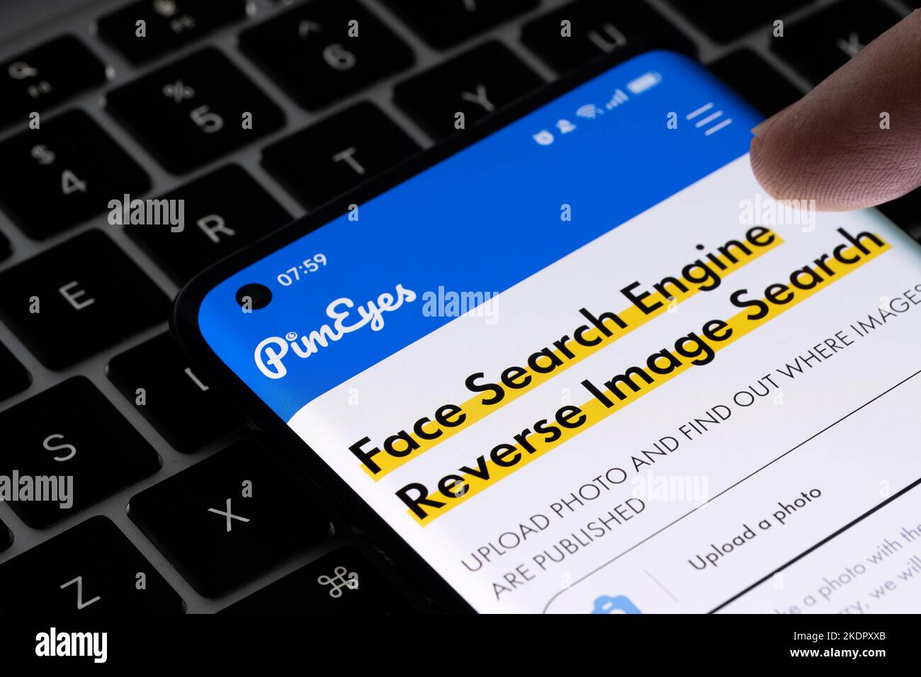 La page du moteur de recherche de visages PimEyes s'affiche sur le smartphone. Stafford, Royaume-Uni, 8 novembre 2022 Banque D'Images