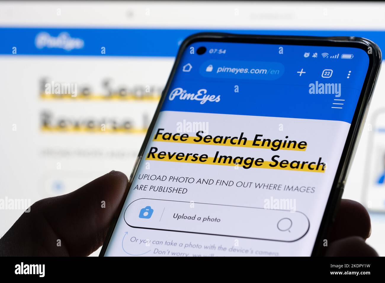 La page du moteur de recherche de visages PimEyes s'affiche sur le smartphone. Stafford, Royaume-Uni, 8 novembre 2022 Banque D'Images
