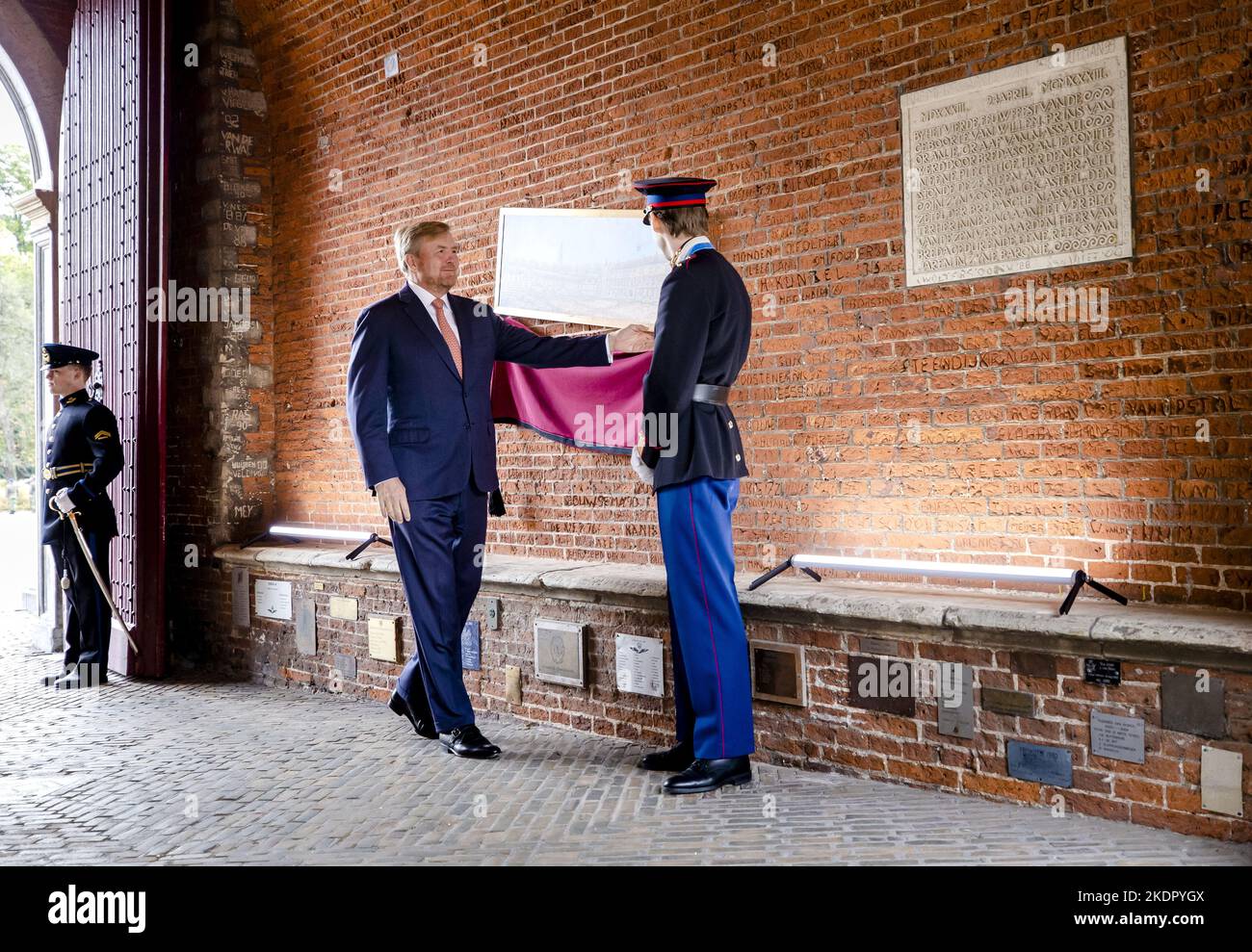 BREDA - pays-Bas, 2022-11-08 10:19:14 BREDA - le roi Willem-Alexander dévoile un tableau lors de la réouverture du château de Breda. Le château abrite l'Académie militaire royale depuis 1828. Au cours de sa visite, le roi a parlé avec les cadets, entre autres, de leur expérience de la formation. ANP SEM VAN DER WAL pays-bas Out - belgique Out crédit: ANP/Alay Live News Banque D'Images