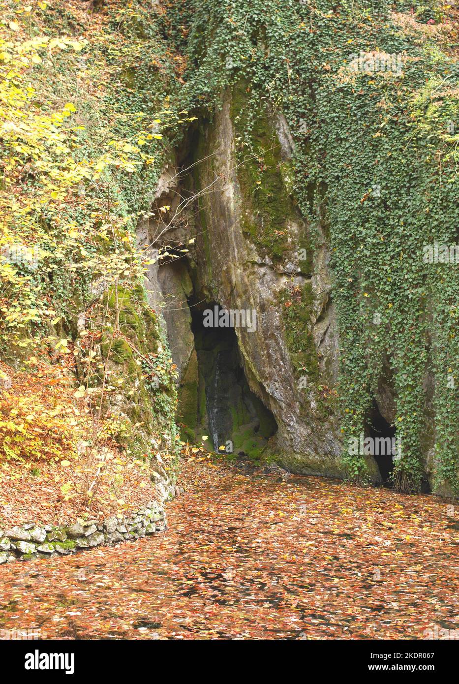 Grotte et chute d'eau, vallée de Szalajka, parc national de Bukk, collines de Bukk, Hongrie Banque D'Images