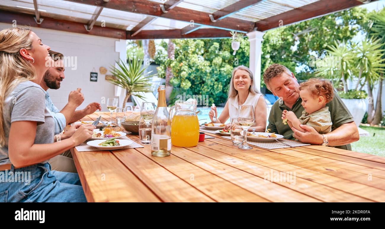 Famille, déjeuner et bonheur extérieur d'une mère, d'un homme et d'un enfant avec grands-parents et garde d'enfants. Bonne grande famille, enfants et parents solidaires Banque D'Images