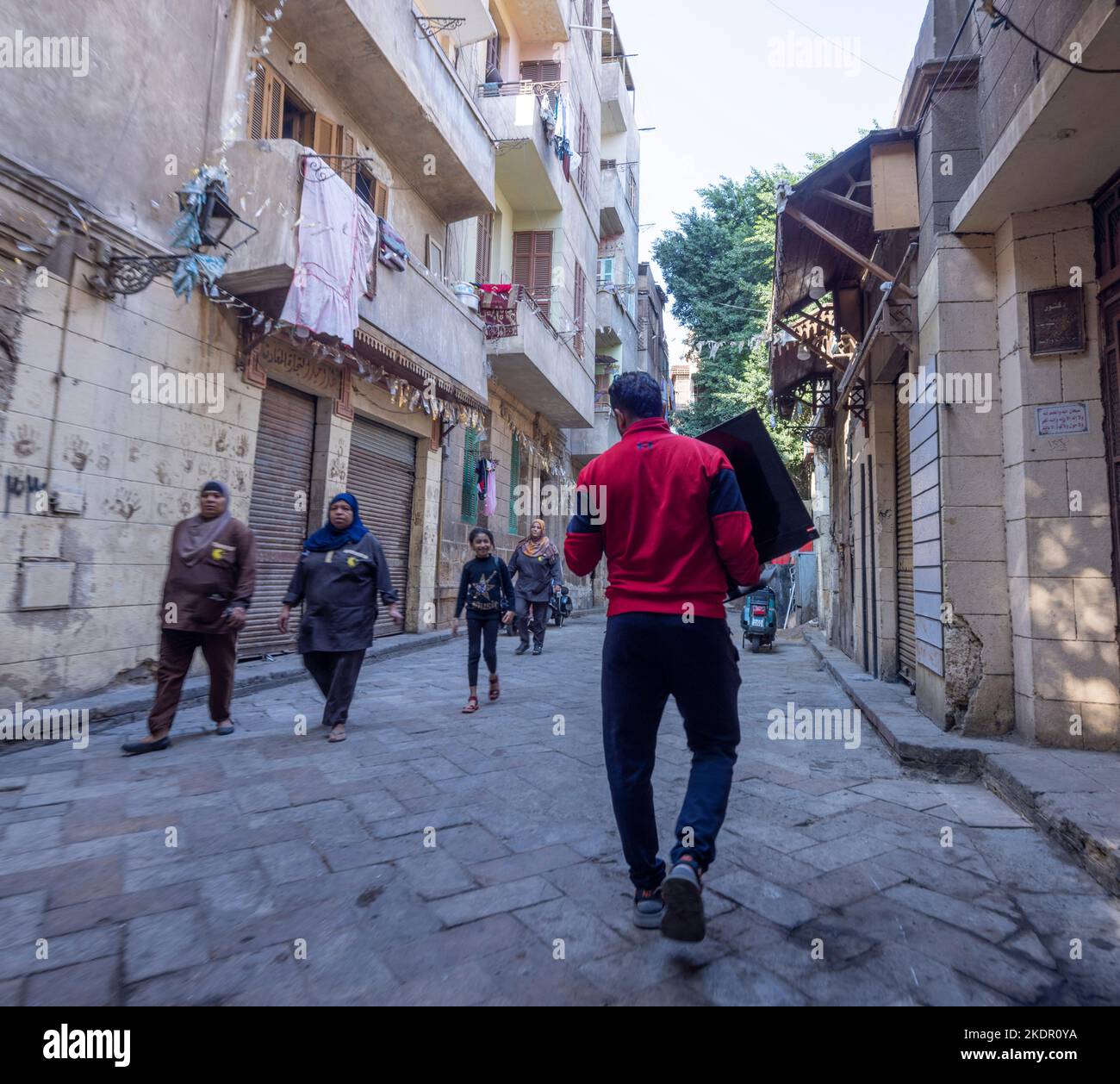 Beaucoup portent une télévision à écran plat dans le vieux Caire, Egypte Banque D'Images