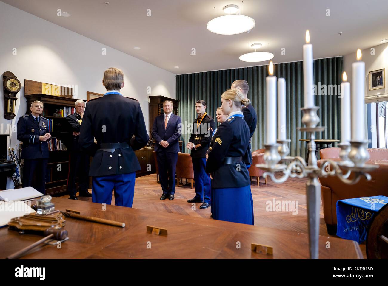 BREDA - pays-Bas, 2022-11-08 10:44:05 BREDA - Roi Willem-Alexander en conversation avec les cadets du Sénat, lors de la réouverture du Château de Breda. Le château abrite l'Académie militaire royale depuis 1828. Au cours de sa visite, le roi a parlé avec les cadets, entre autres, de leur expérience de la formation. ANP SEM VAN DER WAL pays-bas Out - belgique Out crédit: ANP/Alay Live News Banque D'Images