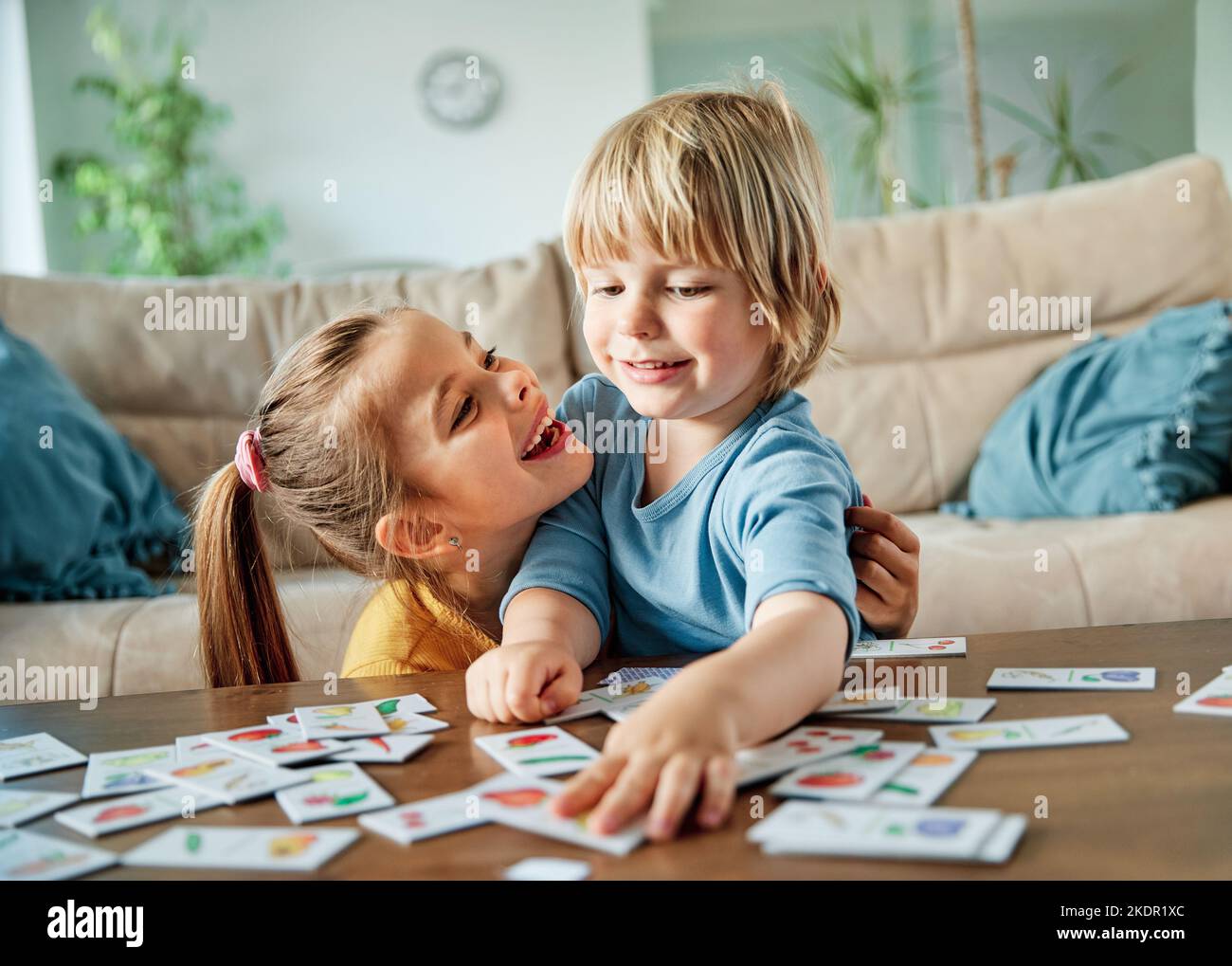 enfant fille garçon enfant enfant frère soeur amour famille ensemble plaisir joie heureux bonheur mignon jouer carte de jeu de plateau Banque D'Images