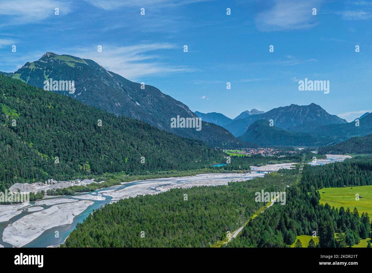 La nature impressionnante du lit de la rivière sauvage et romantique de Lech près de Forchach au Tyrol Banque D'Images