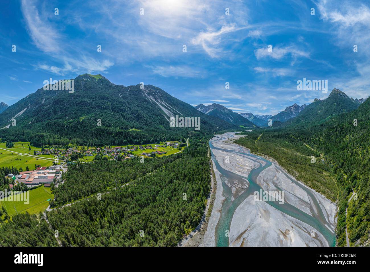 La nature impressionnante du lit de la rivière sauvage et romantique de Lech près de Forchach au Tyrol Banque D'Images