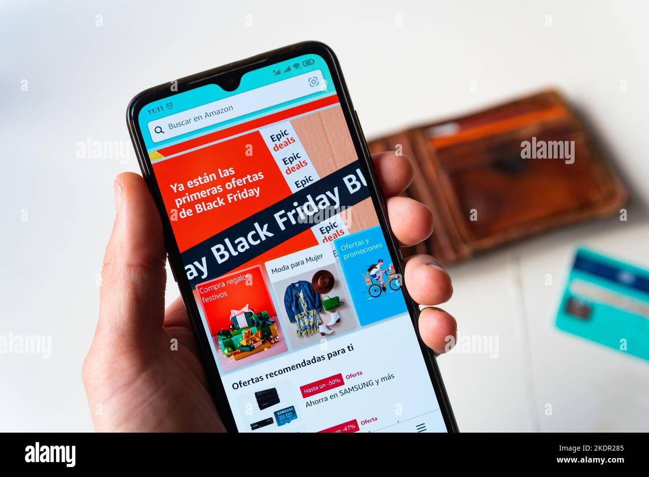 Barcelone, Espagne - 07 novembre 2022: Sur cette photo, la page d'accueil Amazon avec une publicité du Vendredi fou sur l'affichage d'un smartphone W Banque D'Images