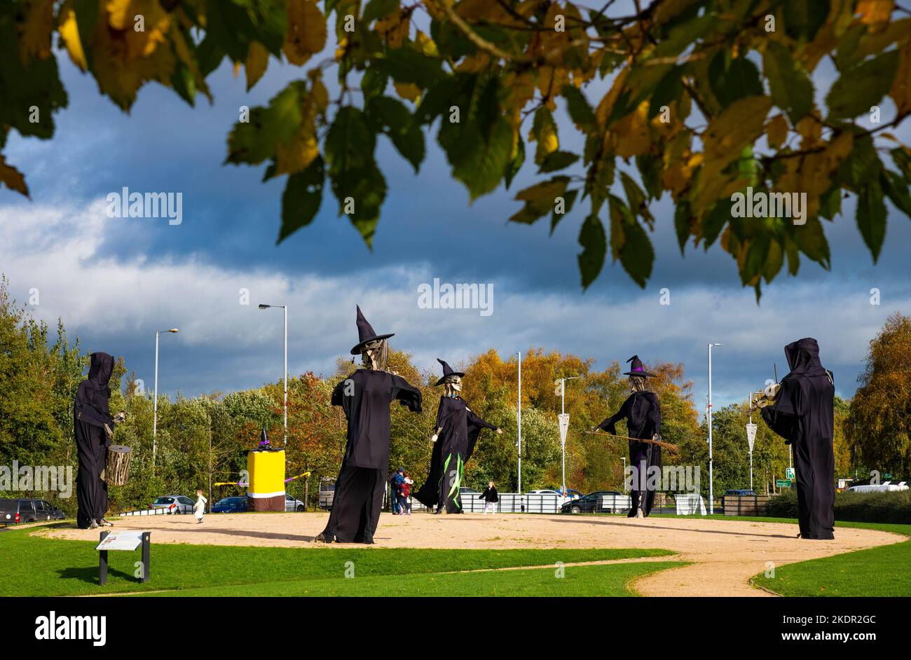 La Sculpture du millénaire de Maurice Harron « Laissez la danse commencer » vêtue de costumes d'Halloween dans le comté de Strabane Tyrone en Irlande du Nord Banque D'Images