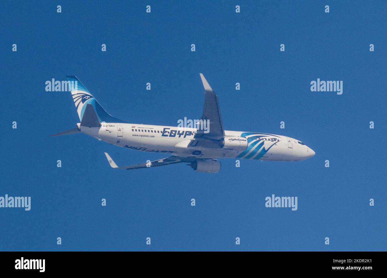 Egypt Air Boeing 737-866 en vol au-dessus du Caire, Égypte Banque D'Images