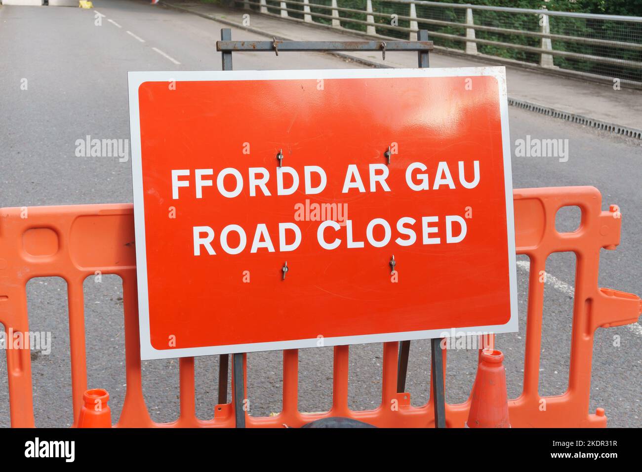 Route fermé des panneaux sur le B5605 Newbridge Wrexham après une partie de la route s'est effondrée dans la rivière Dee pendant la tempête Christoph en janvier 2021 Banque D'Images