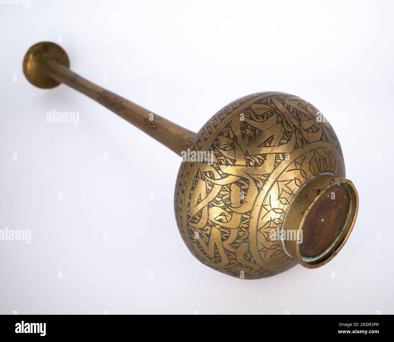 Vase antique à col long en laiton arabique arabe perse moyen-oriental Banque D'Images