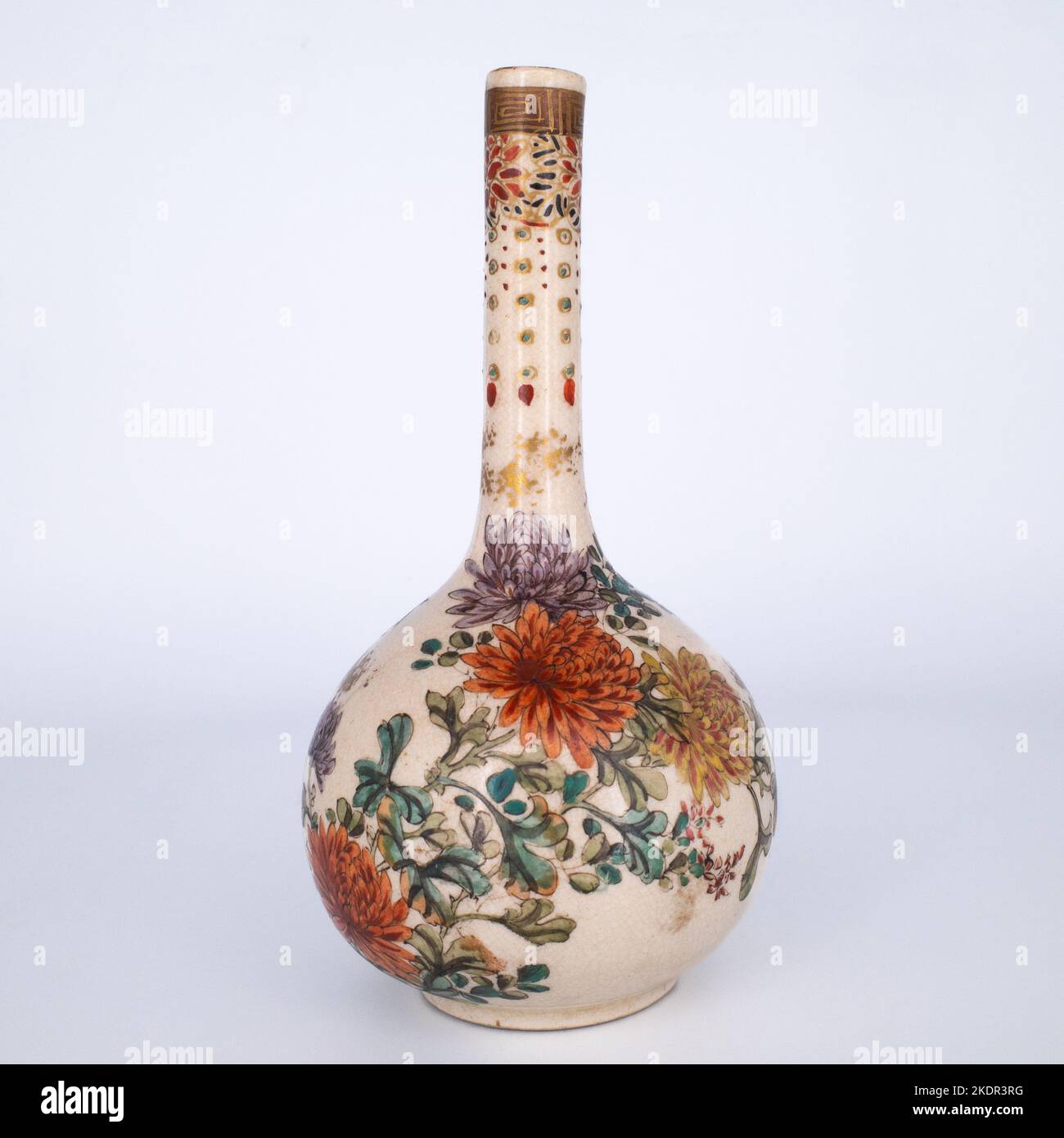 Vase miniature japonais antique Satsuma Pottery. Les chrysanthèmes et