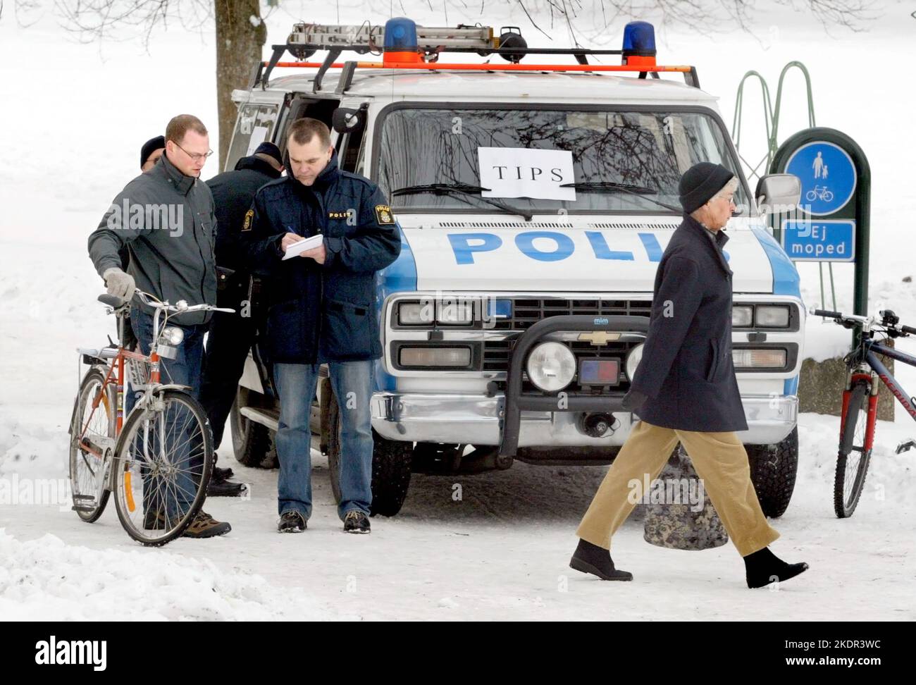 De nouvelles informations sur les témoins rendent la police encore plus intéressée par l'homme qui était auparavant recherché dans le cadre du double meurtre à Linköping, en Suède, en octobre. Ici, la police de Linköping reçoit des conseils sur l'incident. Banque D'Images