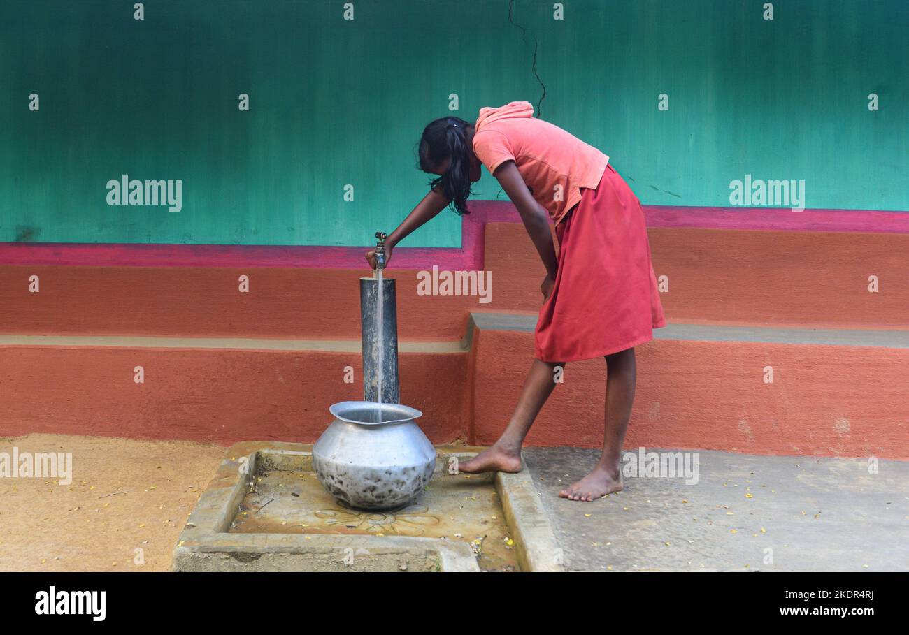 Jadugoda, Jharkhet, Inde. 5th novembre 2022. Une fille recueille de l'eau pour un usage quotidien, les zones près des étangs à résidus risquent toujours d'être contaminées par l'eau de l'infiltration. Les sections locales et les ONG disent que les maladies et les handicaps sont dus aux radiations de l'extraction de l'uranium dans les zones, ils ont également mentionné que les femmes ont des erreurs, Le cancer du poumon et les maux gastriques qui sont communs dans les zones près de l'extraction de l'uranium et l'infiltration des bassins de traînée dans les zones. Bien que l'UCIL(uranium Corporation of India Limited) nie toutes les allégations et selon Banque D'Images