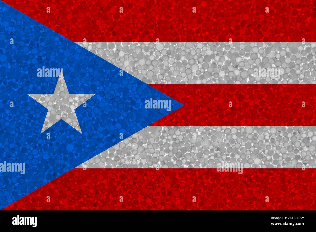 Drapeau de Porto Rico sur la texture styromousse. Drapeau national peint sur la surface de la mousse plastique Banque D'Images