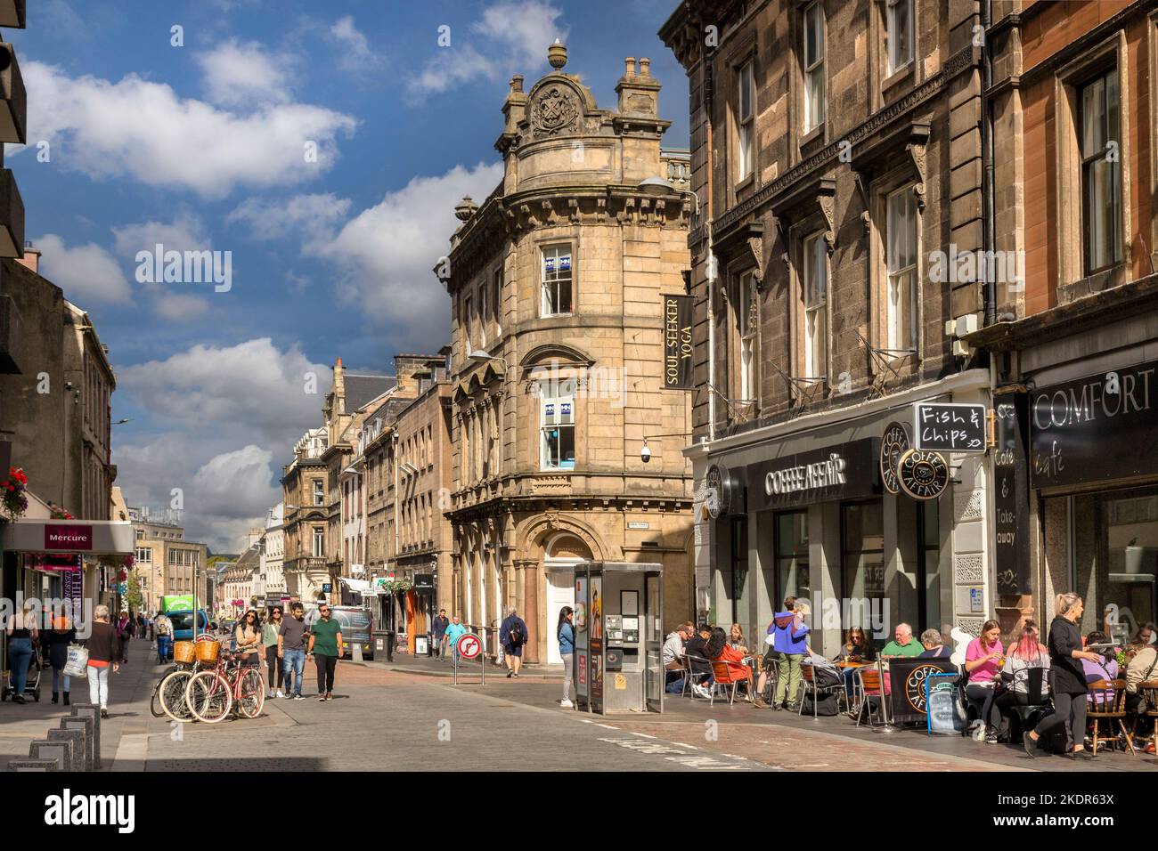 5 septembre 2022 : Inverness, Highland, Écosse - rue animée dans Church Street, Inverness, avec café en bord de trottoir, magasins, foule de gens. Banque D'Images