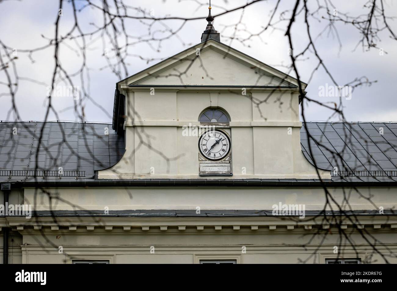 Horloge de l'école des cadets de l'officier dans le parc Lazienkowski aussi appelé Parc Lazienki - bains royaux, le plus grand parc de Varsovie ville, Pologne Banque D'Images