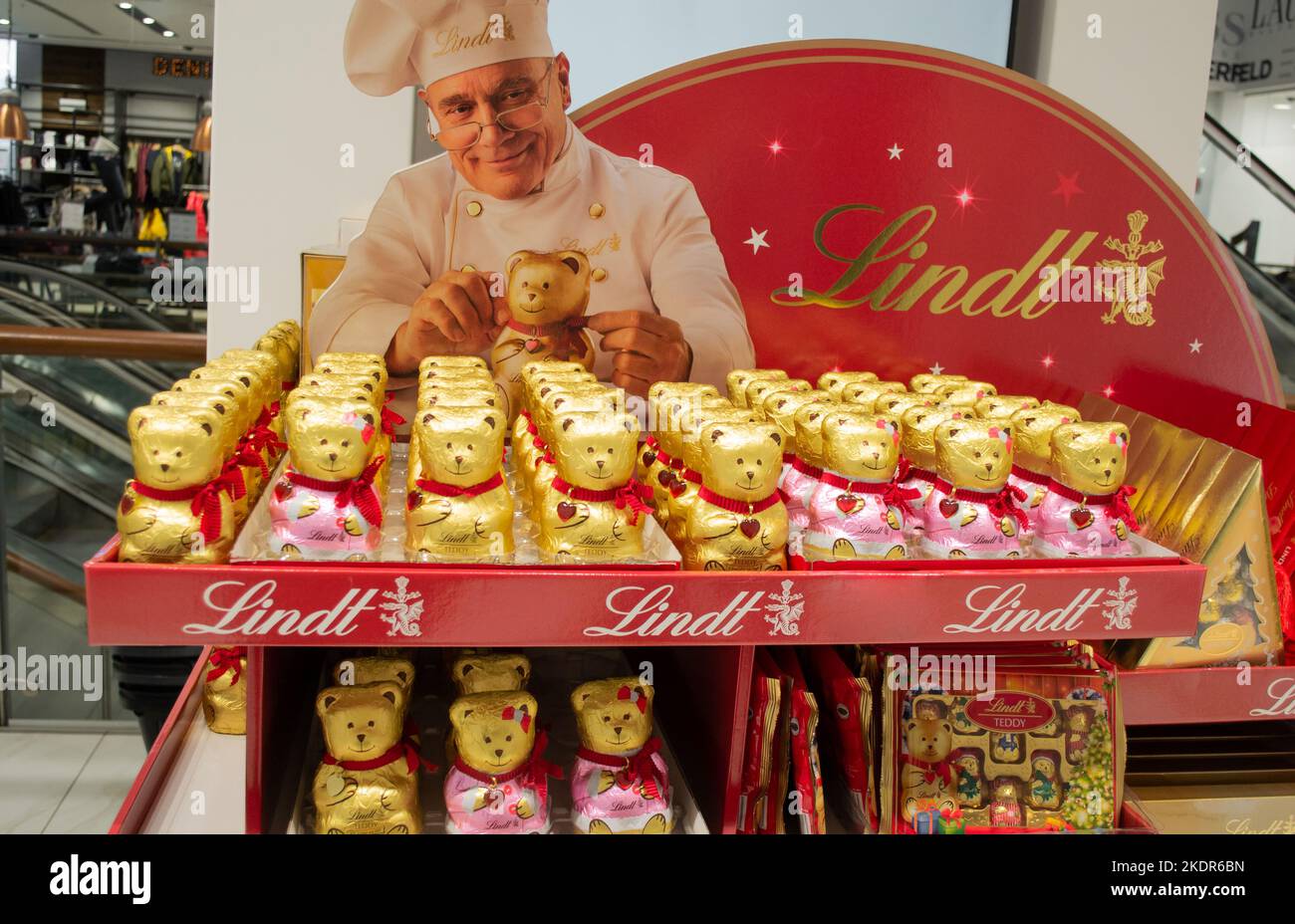 Moscou, Russie, novembre 2020 : les ours en peluche au chocolat Lindt en papier d'aluminium doré et avec pendentif coeur rouge sont vendus dans un supermarché. Banque D'Images