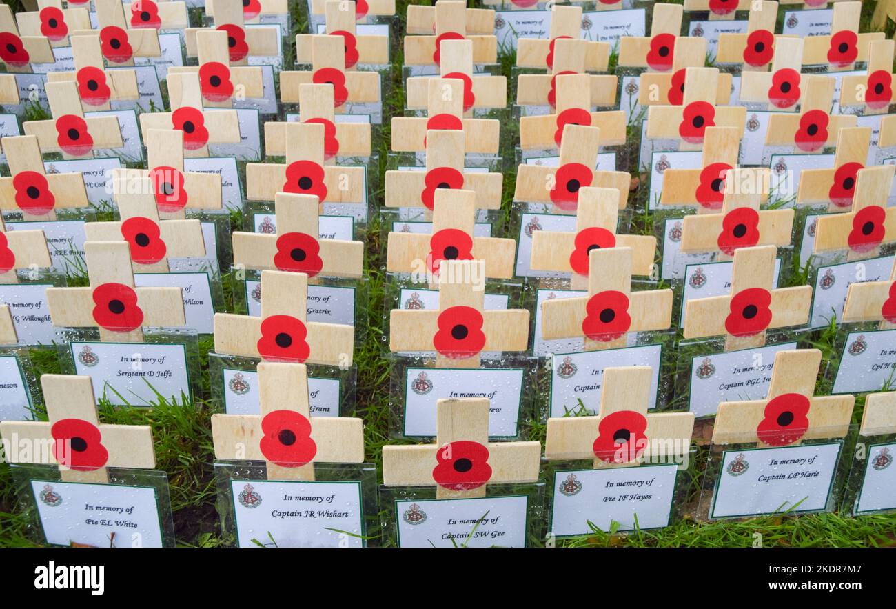 Londres, Royaume-Uni. 8th novembre 2022. Les bénévoles ont commencé à planter des croix avec des coquelicots au champ du souvenir à l'extérieur de l'abbaye de Westminster avant le jour du souvenir. Le jour du souvenir, qui a lieu à 11 novembre, rend hommage aux membres des forces armées qui sont morts dans les guerres et les conflits depuis le début de la guerre mondiale de 1. Credit: Vuk Valcic/Alamy Live News Banque D'Images