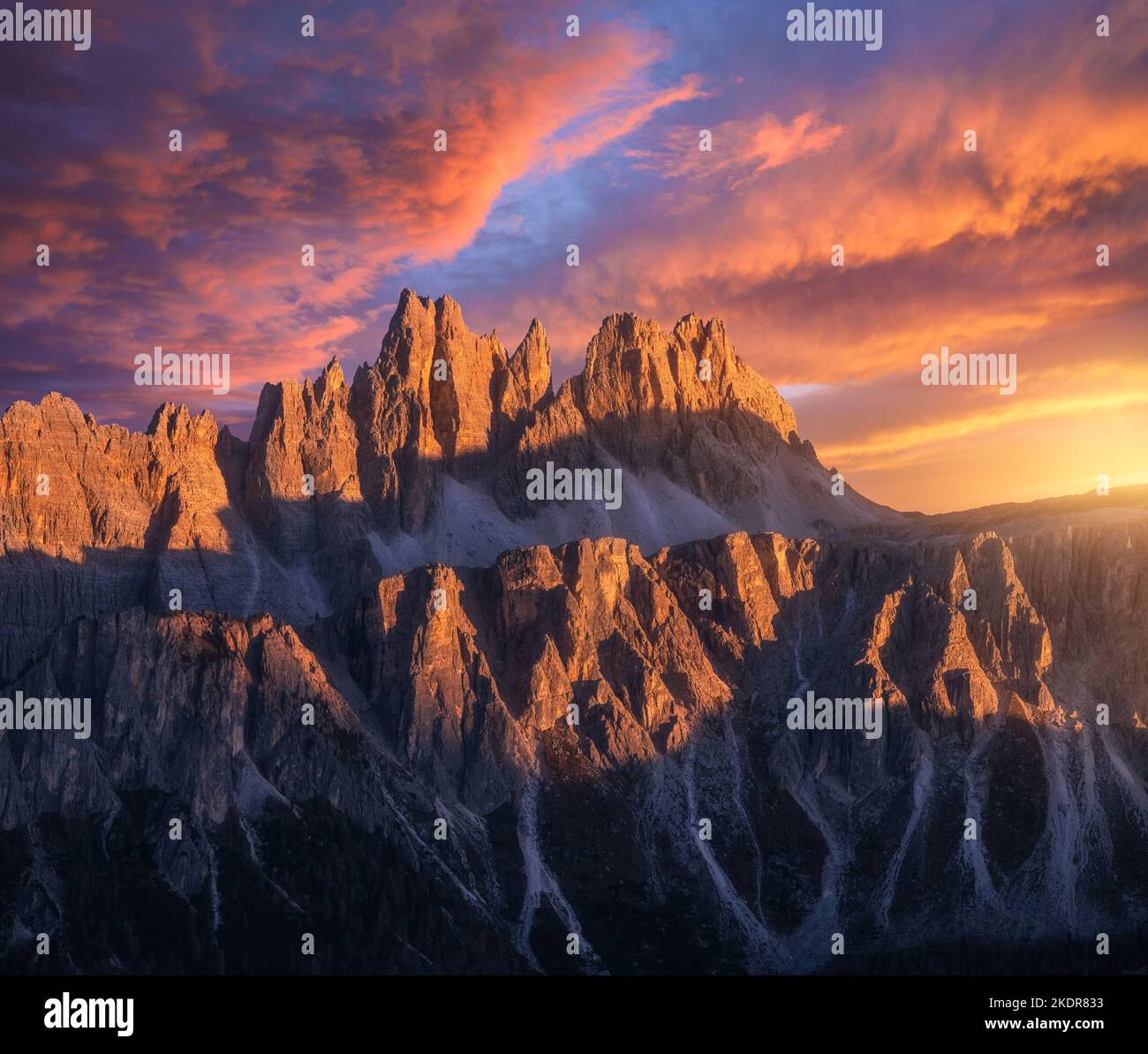 Montagnes Rocheuses au coucher du soleil coloré en automne Banque D'Images