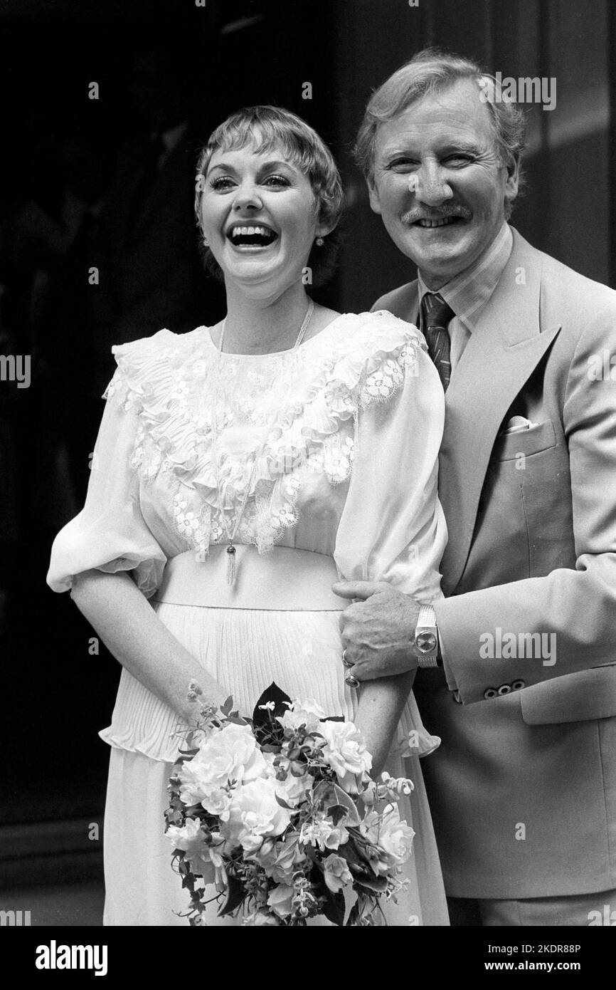 Photo du dossier datée du 31/07/82 de l'acteur Leslie Phillips avec l'actrice Angela Scoular, à l'Hôtel Savoy de Londres après leur mariage à la Chapelle de la Reine, M. Phillips est décédé lundi à l'âge de 98 ans. Banque D'Images