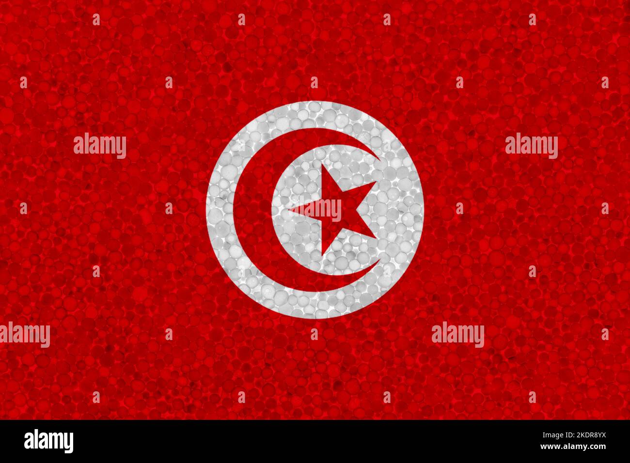 Drapeau de la Tunisie sur la texture de la styromousse. Drapeau national peint sur la surface de la mousse plastique Banque D'Images