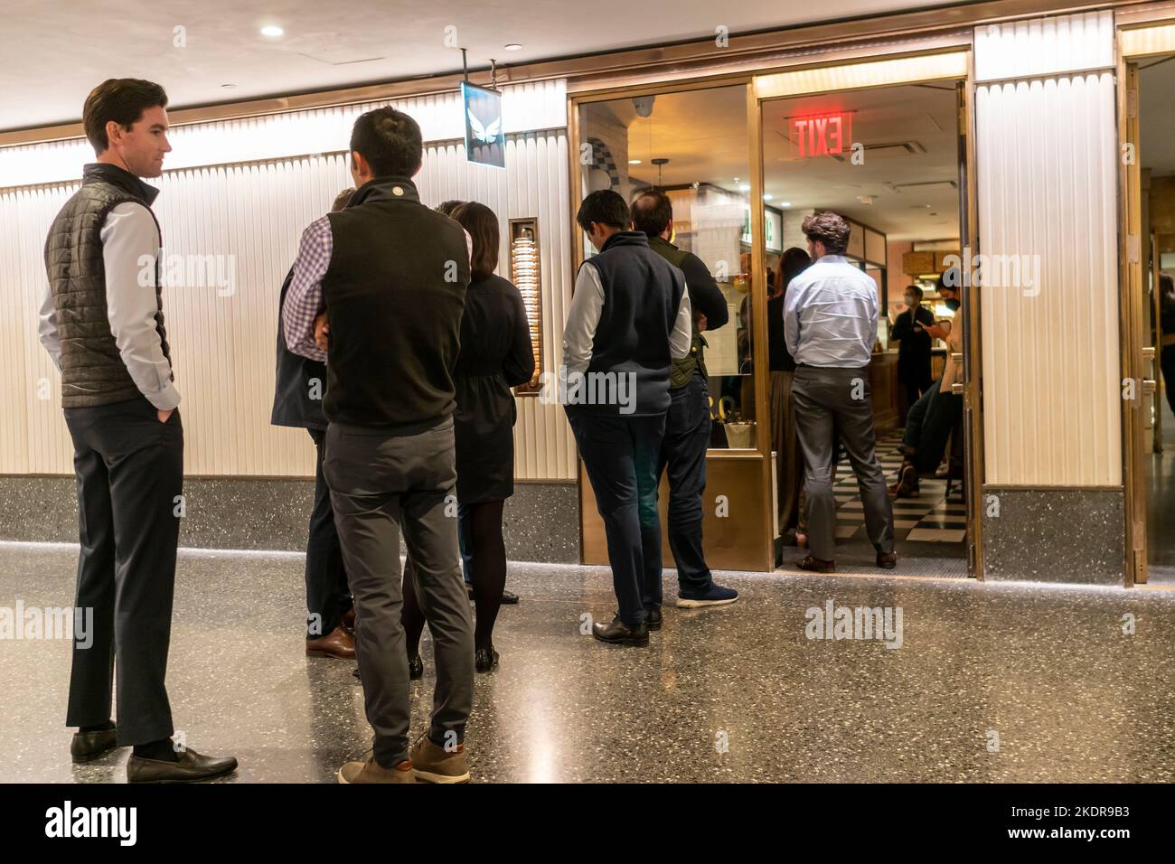 Les employés de bureau du hall du Rockefeller Center à New York se sont mis en file d'attente dans un restaurant jeudi, à 27 octobre 2022. (© Richard B. Levine) Banque D'Images