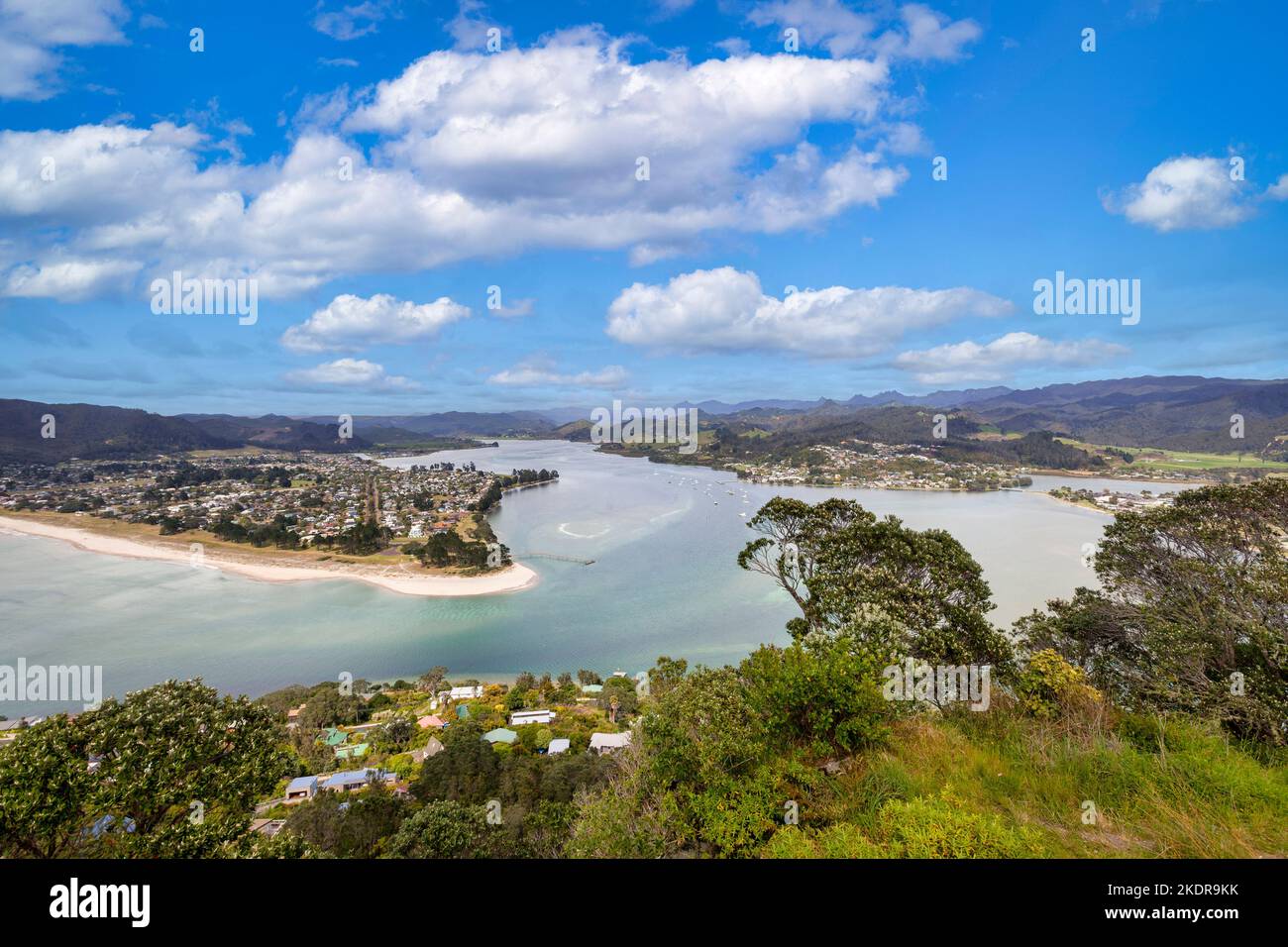 La vue depuis le Mont Paku, Tairua, en regardant vers le bas sur Pauanui, sur la péninsule de Coromandel, Nouvelle-Zélande. Banque D'Images