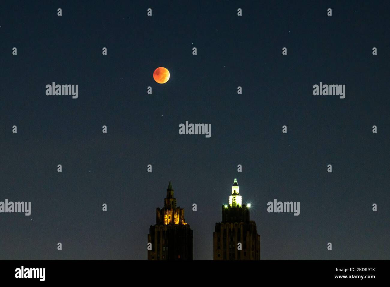 New York, États-Unis. 8th novembre 2022. Une éclipse lunaire totale est vue au-dessus de la ville emblématique de San Remo de New York immeuble d'appartements tours dans Central Park West Credit: Enrique Shore/Alamy Live News Banque D'Images