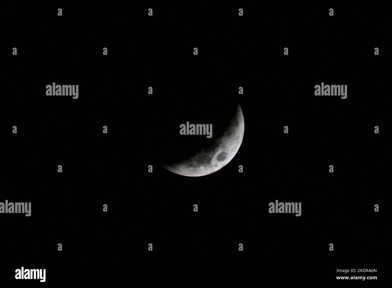 New York, États-Unis. 8th novembre 2022. Une éclipse lunaire totale est vue au-dessus de la ville de New York. Credit: Enrique Shore/Alay Live News Banque D'Images
