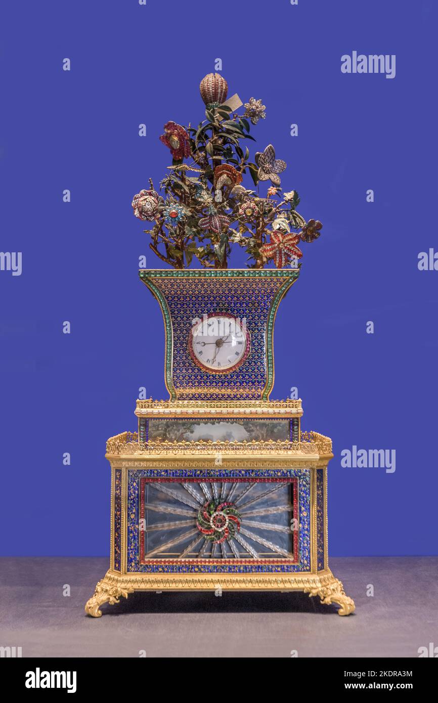 Palace of qing dynastie or-plaqué cuivre incrusté émail fleur papillon horloge live Banque D'Images