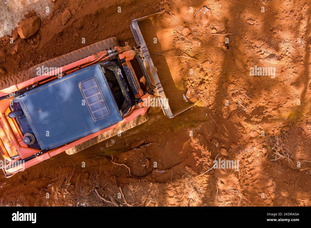 Dans le cadre d'un projet de construction, le terrain est déplacé vers un emplacement spécifique par un tracteur de terrassement industriel lourd Banque D'Images