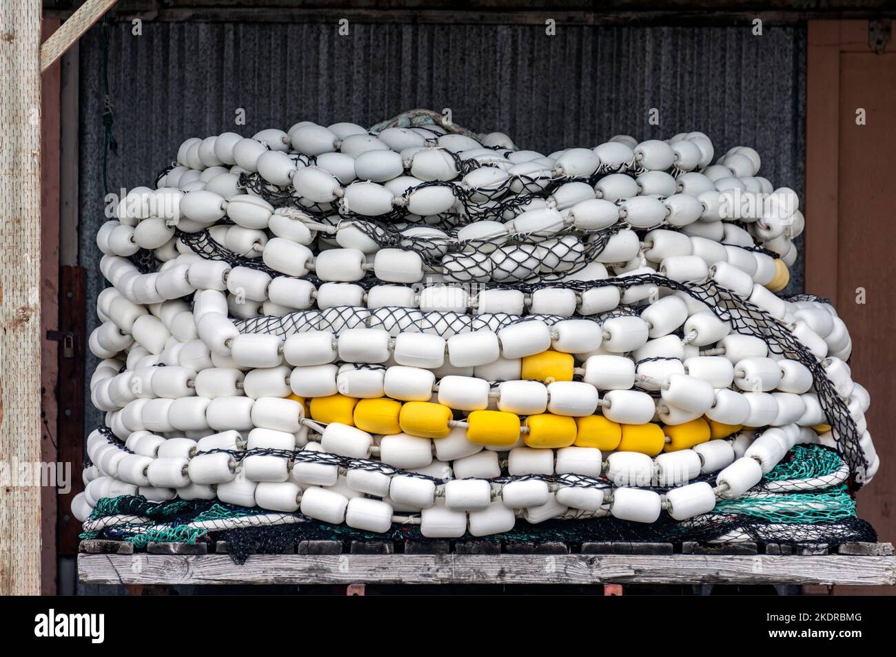 Filet de pêche au chalutier et flotteurs stockés sur palette en bois Banque D'Images