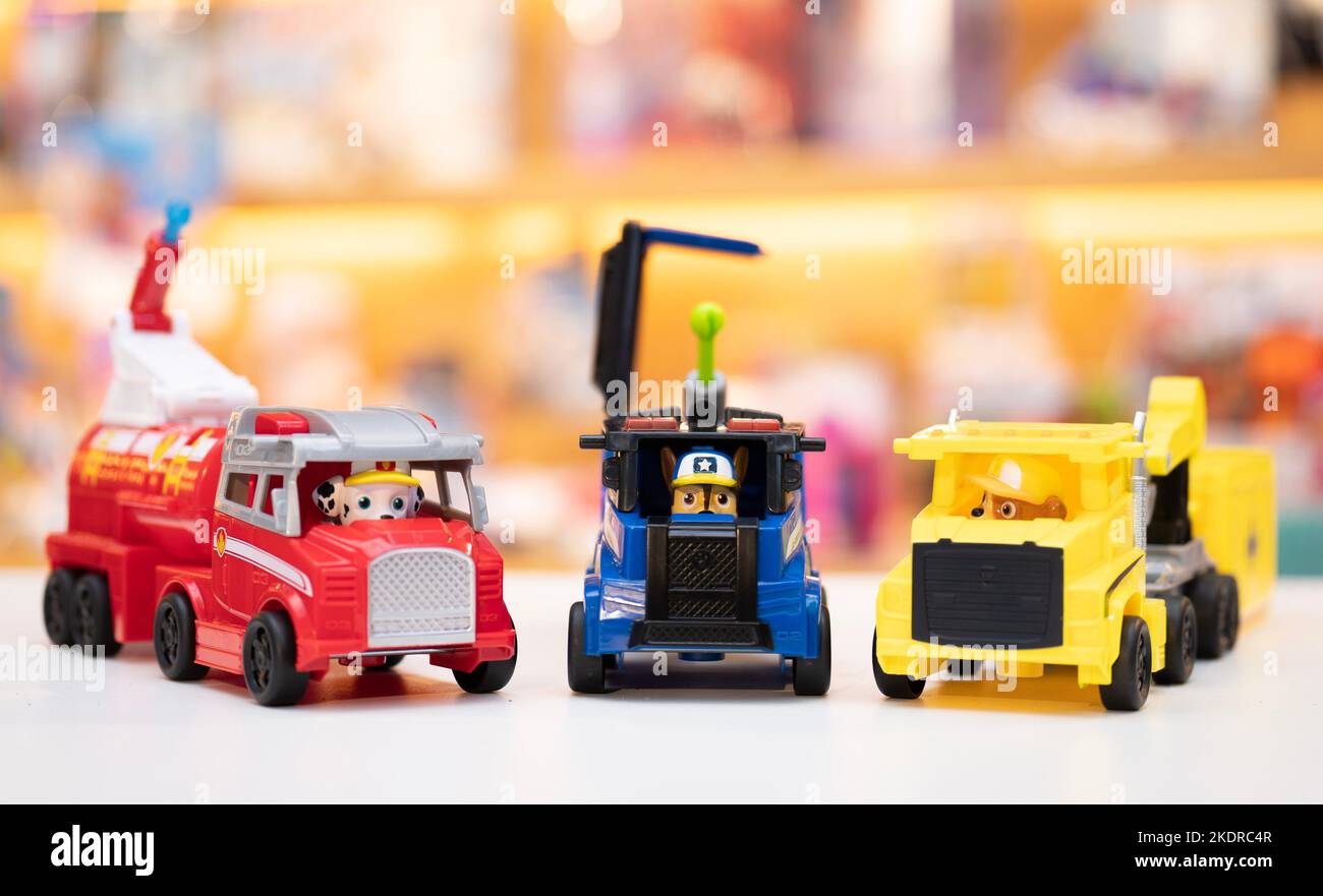 Paw Patrol Big Trucks véhicules à thème sur les forums - Spitalfields à Londres lors du dévoilement de la liste annuelle des DreamToys compilée par un panel indépendant de détaillants qui prédit les meilleurs jouets de Noël pour l'année. Date de la photo: Mardi 8 novembre 2022. Banque D'Images