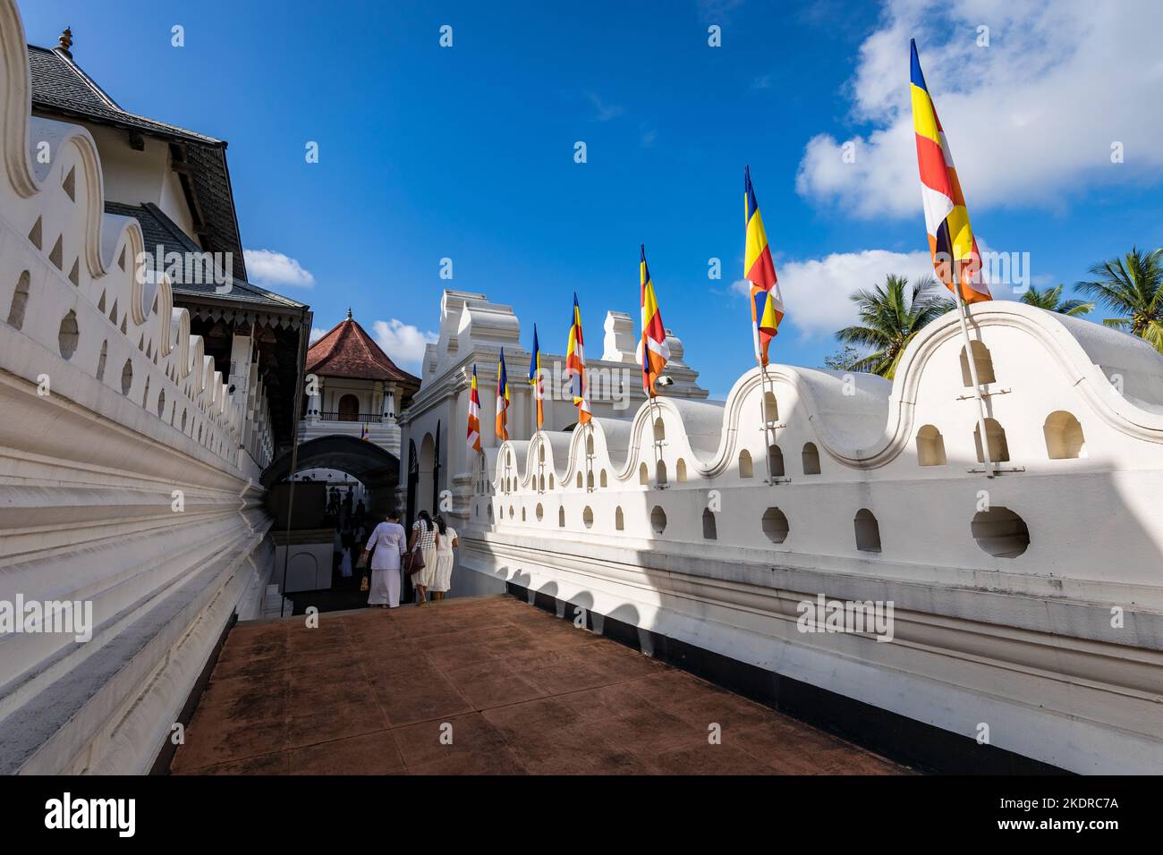 Temple de la relique de la dent, célèbre temple abritant la relique de dent du Bouddha, site classé au patrimoine mondial de l'UNESCO, Kandy, Sri Lanka, Asie. Banque D'Images