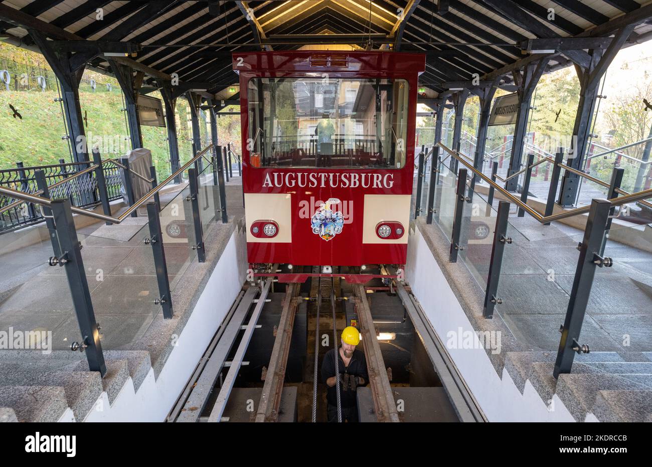 Rame De Train Suspendu Schwebebahn Stube - Voitures Voyageurs + Moteur - Échelle HO