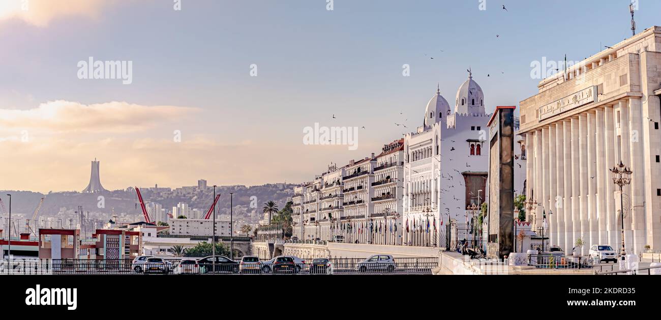 Assemblée nationale du peuple et siège de la Wilaya avec vol d'oiseaux, drapeaux des pays de la ligue arabe et monument commémoratif du Martyr. Banque D'Images