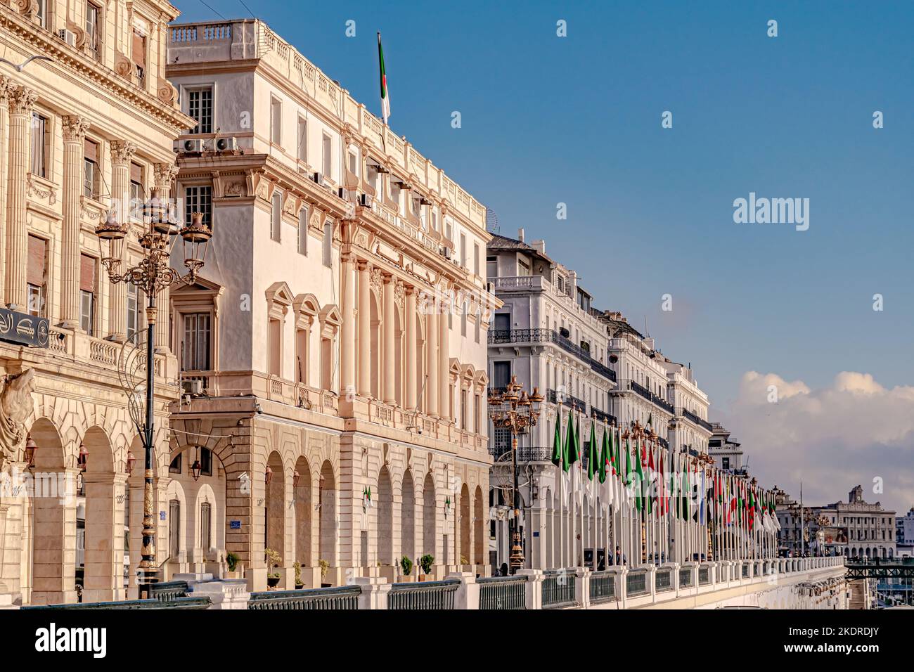 Alger, boulevard Zirout Youcef, Conseil de la Nation, Banque d'Algérie et commune de Casbah, bâtiments blancs, chambre de commerce et drapeaux arabes. Banque D'Images