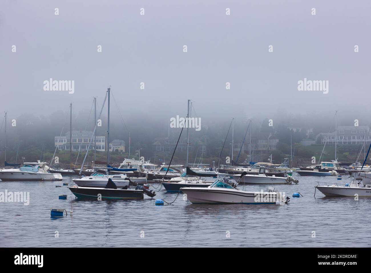 Marblehead, Massachusetts, Etats-Unis - 13 septembre 2022 : bateaux ancrés dans le port sous un ciel brumeux. Banque D'Images