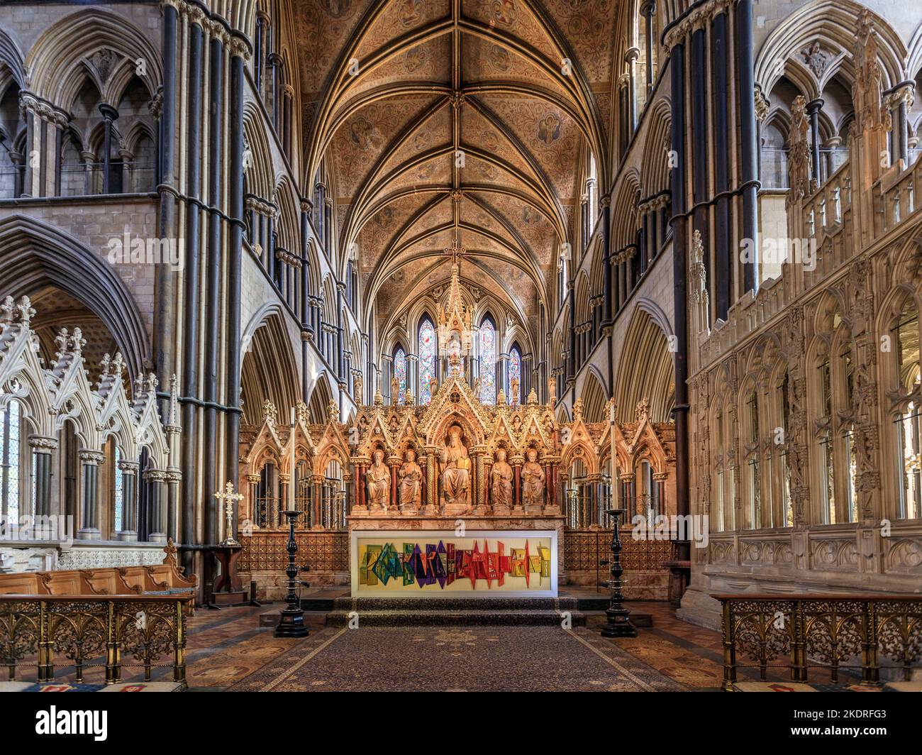 L'imposant autel et l'architecture à l'intérieur de la cathédrale de Christ et de la Bienheureuse Marie la Vierge à Worcester, Worcestershire, Angleterre, Royaume-Uni Banque D'Images