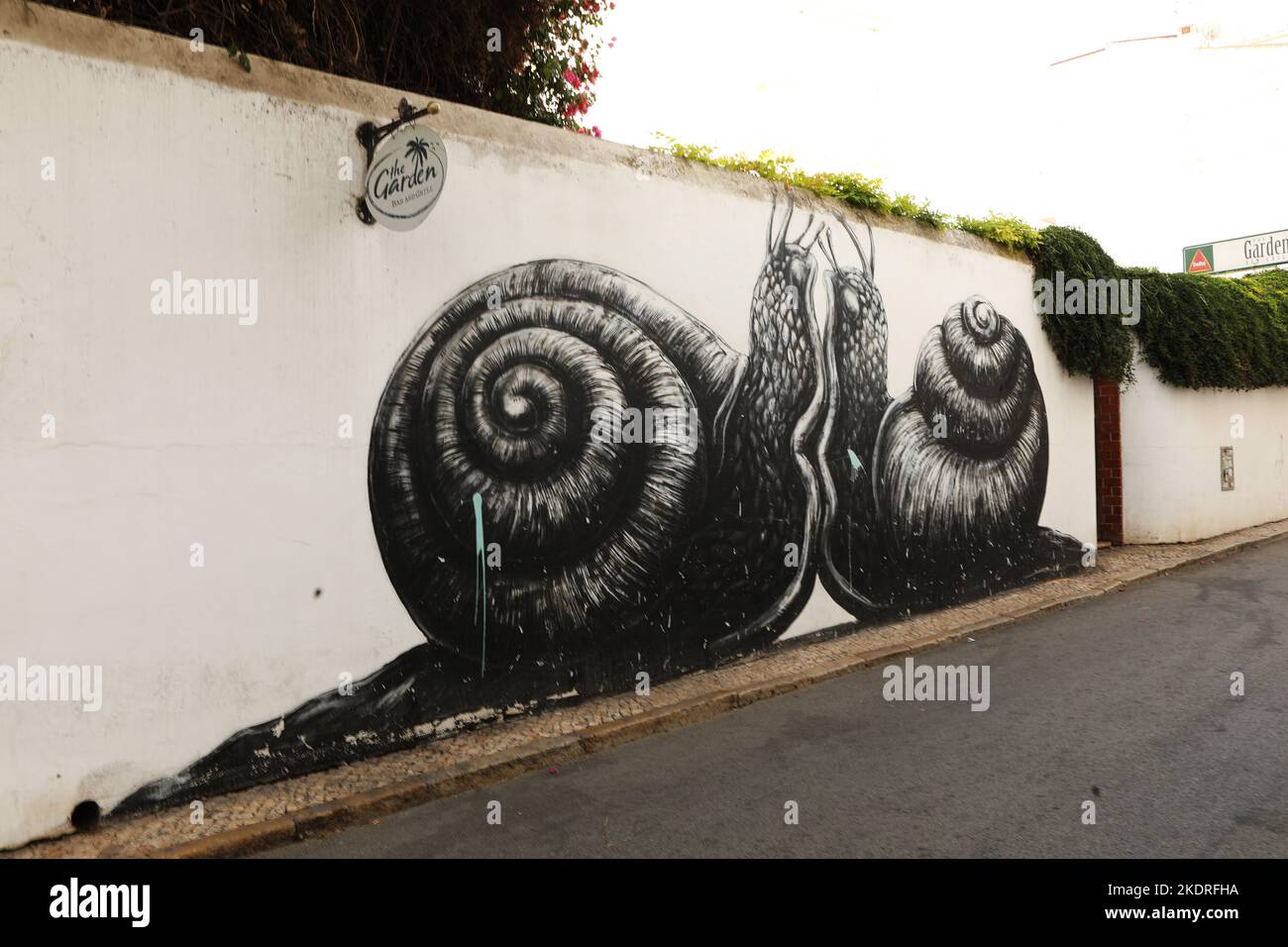 Une fresque de deux escargots sur un mur dans la vieille ville, Lagos, Algarve, Portugal Banque D'Images