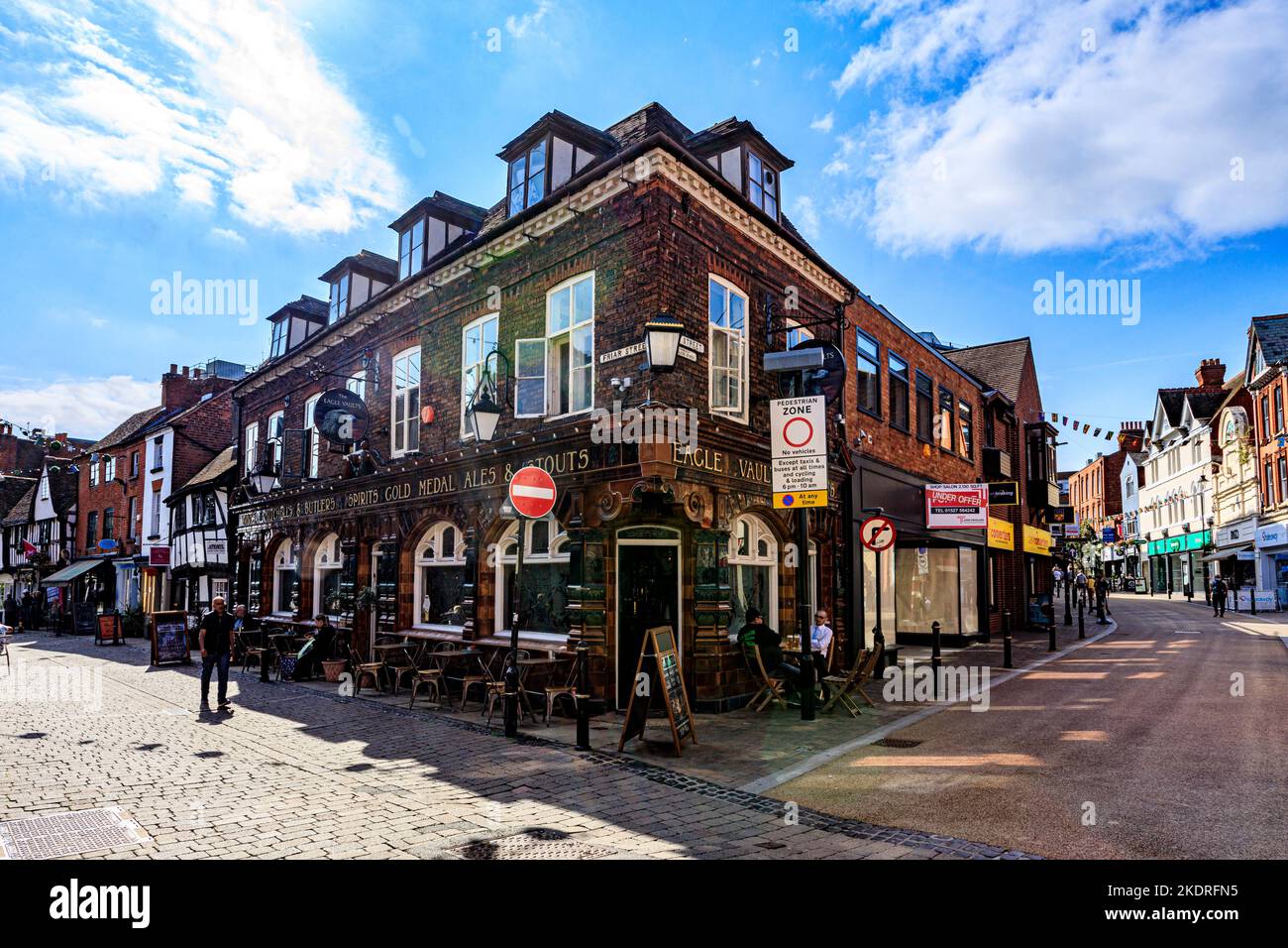 L'extérieur du pub Eagle Vaults de Friar Street, Worcester est recouvert de carreaux de céramique marron, Worcestershire, Angleterre, Royaume-Uni Banque D'Images