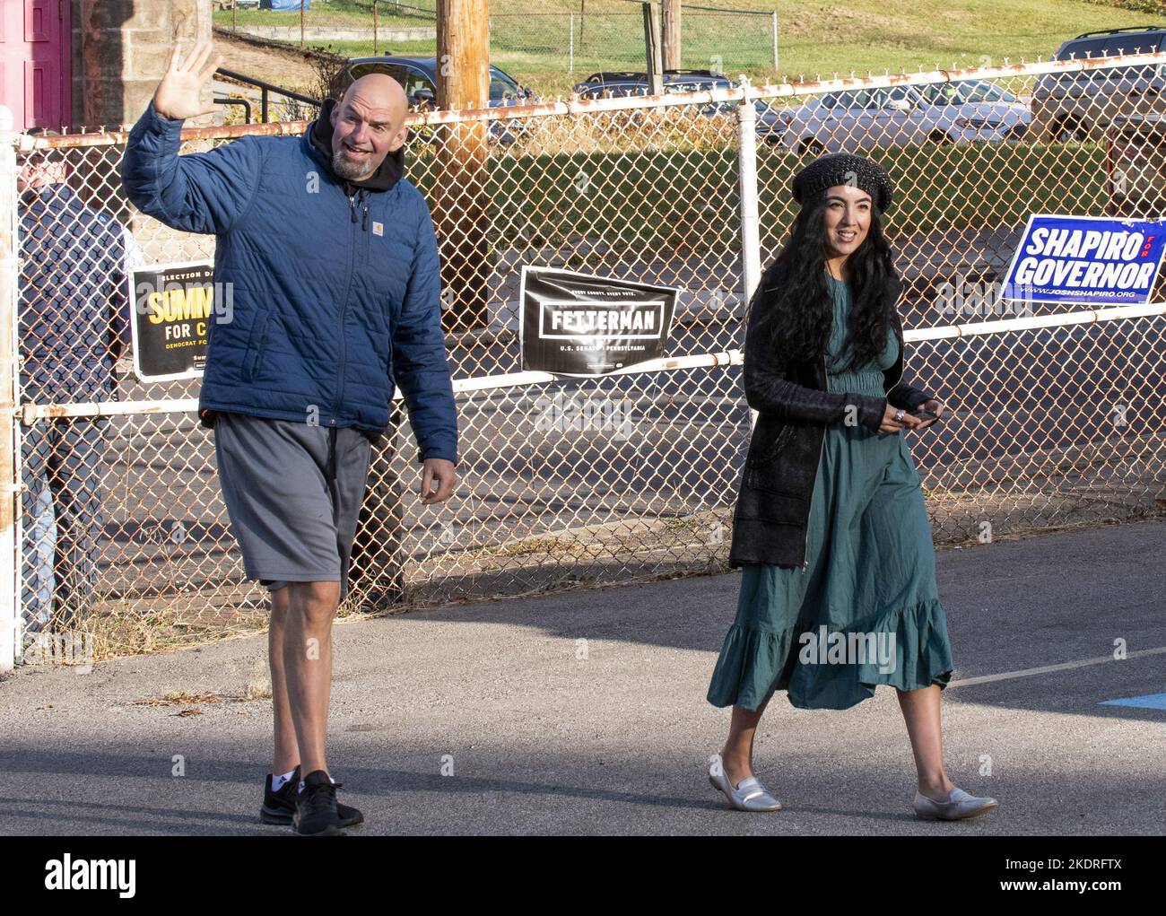 Pittsburgh, États-Unis. 08th novembre 2022. Le candidat démocratique pour le Sénat John Fetterman et son épouse Gisele arrivent à l'église baptiste de New Hope pour voter le jour des élections, mardi, 8 novembre 2022 à Braddock, Pennsylvanie. Photo par Archie Carpenter/UPI crédit: UPI/Alay Live News Banque D'Images