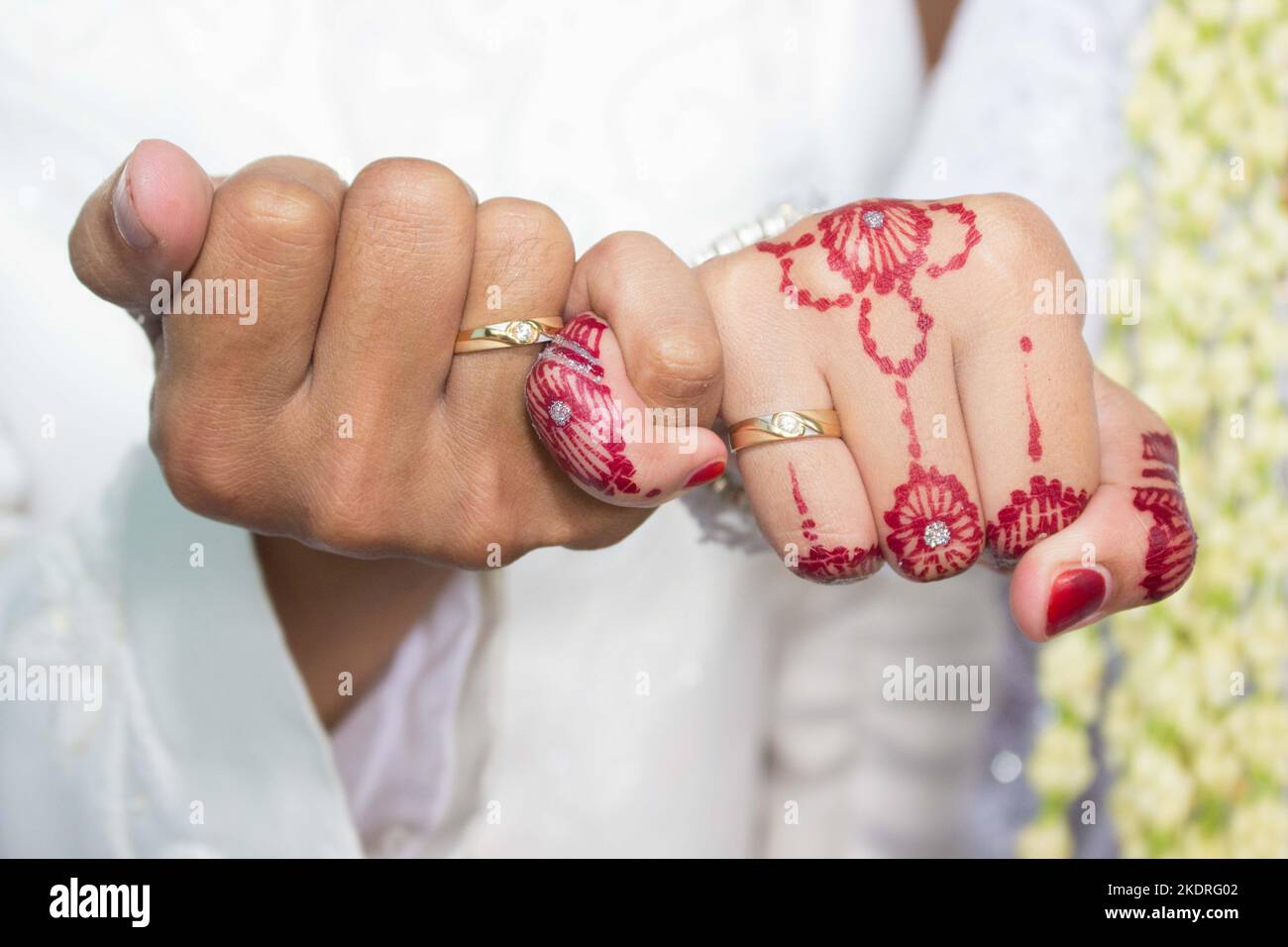 présentation d'un anneau avec un concept unifié. Concept de jeune famille musulmane dans le mariage. Banque D'Images