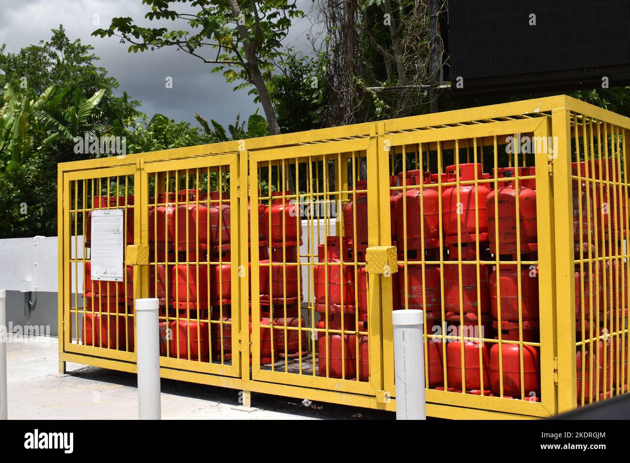 Piarco, Trinité-et-Tobago- 2 octobre 2022- bouteilles rouges de gaz de pétrole liquéfié (GPL) ou gaz de cuisson à une station pétrolière nationale ou NP. Banque D'Images