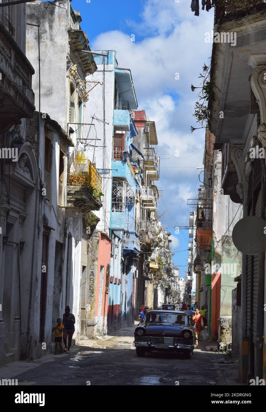 Voiture d'époque sur Havana Street, la Havane, Cuba Banque D'Images