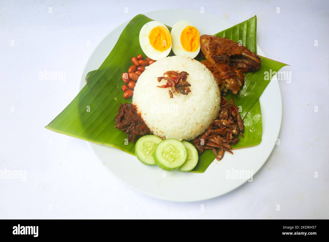 nasi lemak, est traditionnel malais fait des oeufs durs, des haricots, anchois, sauce chili, concombre. isolé sur fond blanc Banque D'Images