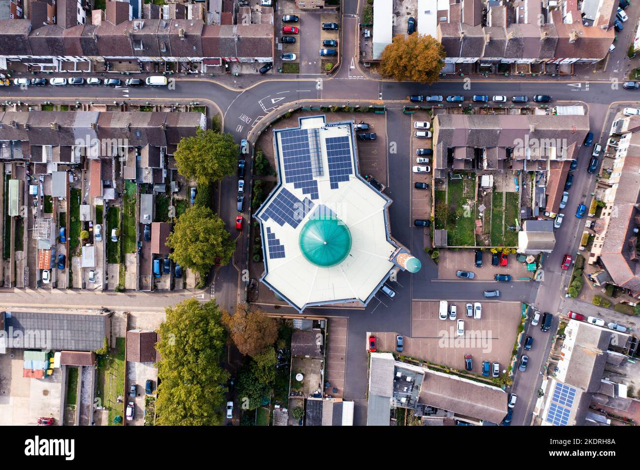 Vue aérienne d'un quartier musulman dans une ville britannique avec une mosquée au centre Banque D'Images