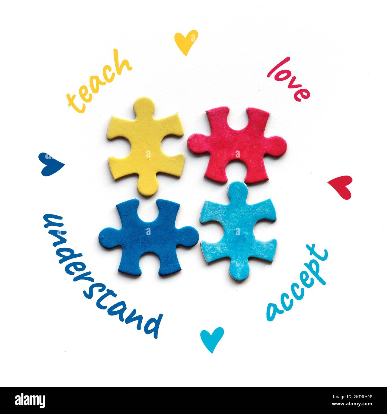 Journée mondiale de sensibilisation à l'autisme. Pièces de puzzle de différentes couleurs. Les mots aiment, enseignent, acceptent, comprennent autour. Symbole de sensibilisation à l'autisme, mosaïque sur blanc Banque D'Images