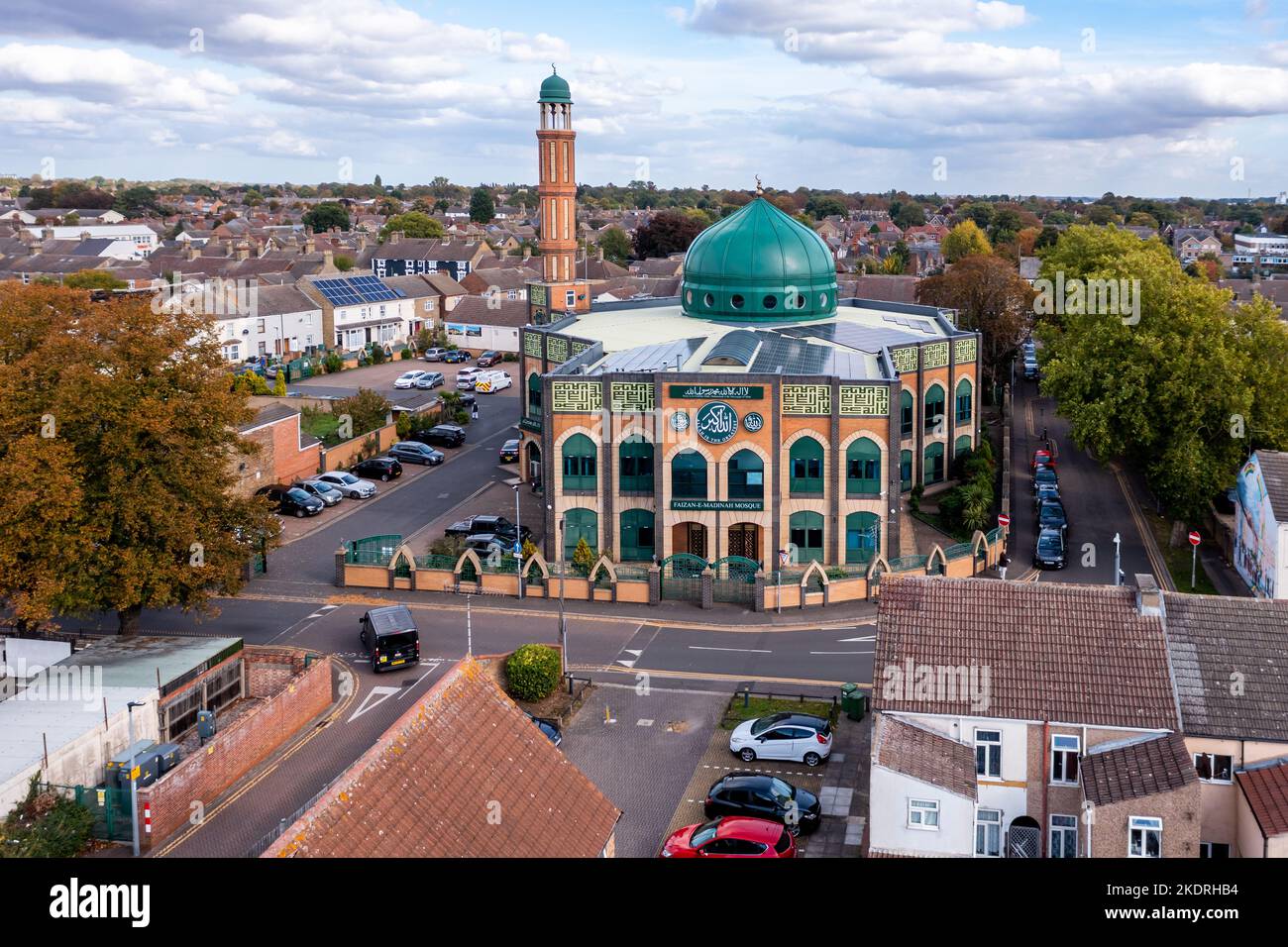 PETERBOROUGH, ROYAUME-UNI - 11 OCTOBRE 2022. Vue aérienne de l'extérieur de la mosquée Faizan-E-Madinah à Peterborough, Royaume-Uni Banque D'Images